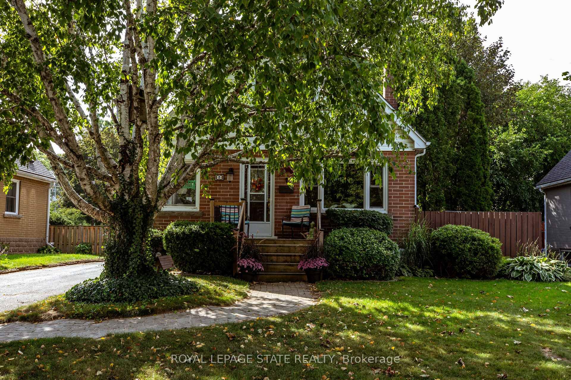 5 Cameron Avenue, Hamilton, ON L9H 1P4