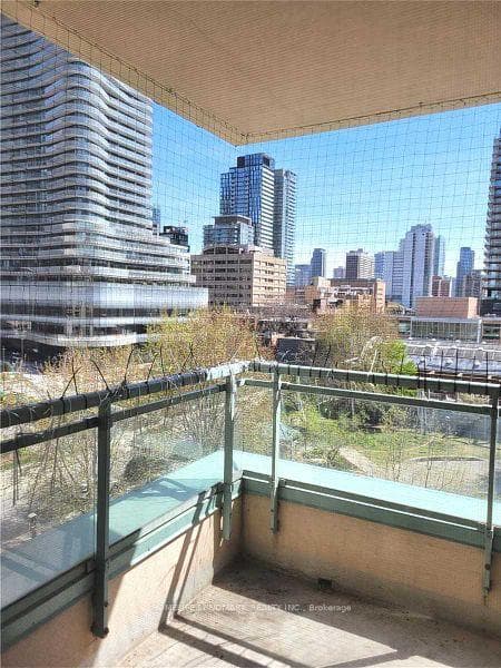 889 Bay Street 601, Toronto, ON M5S 3K5