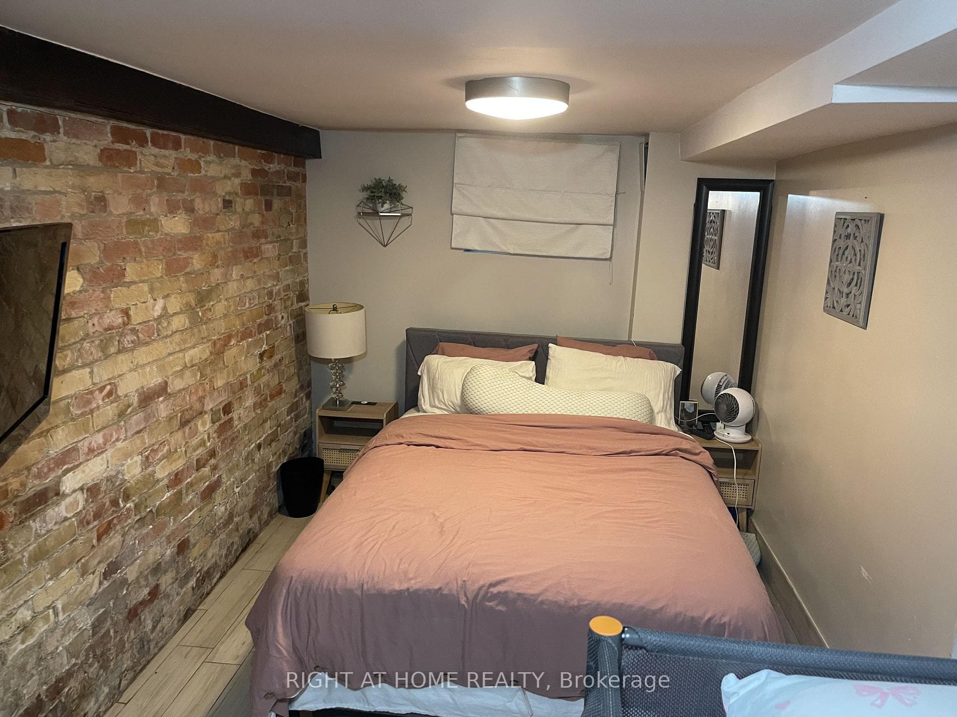 109 Lippincott Street Lower Level, Toronto, ON M5S 2P2