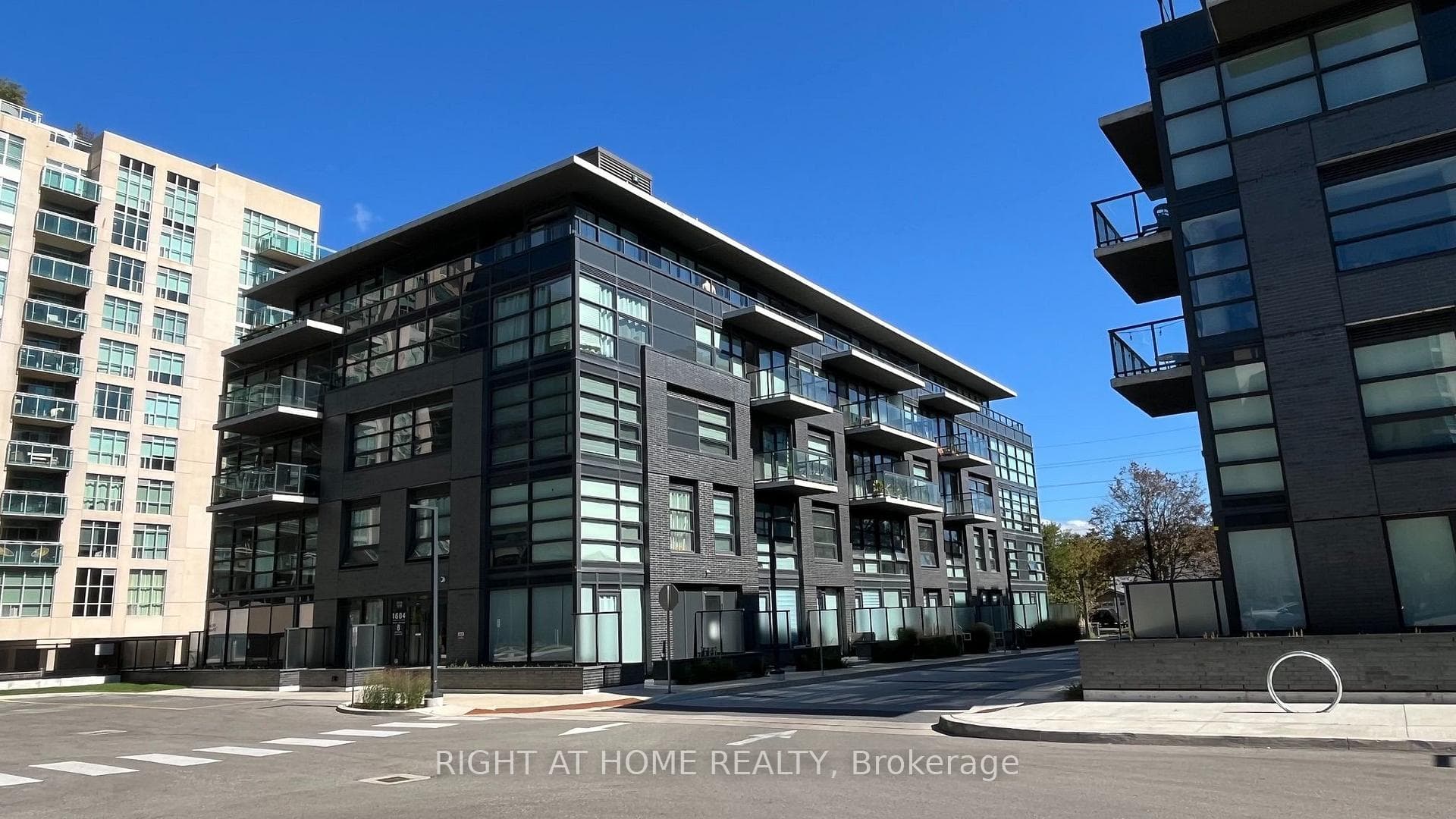 1612 Charles Street 425, Whitby, ON L1N 1B9