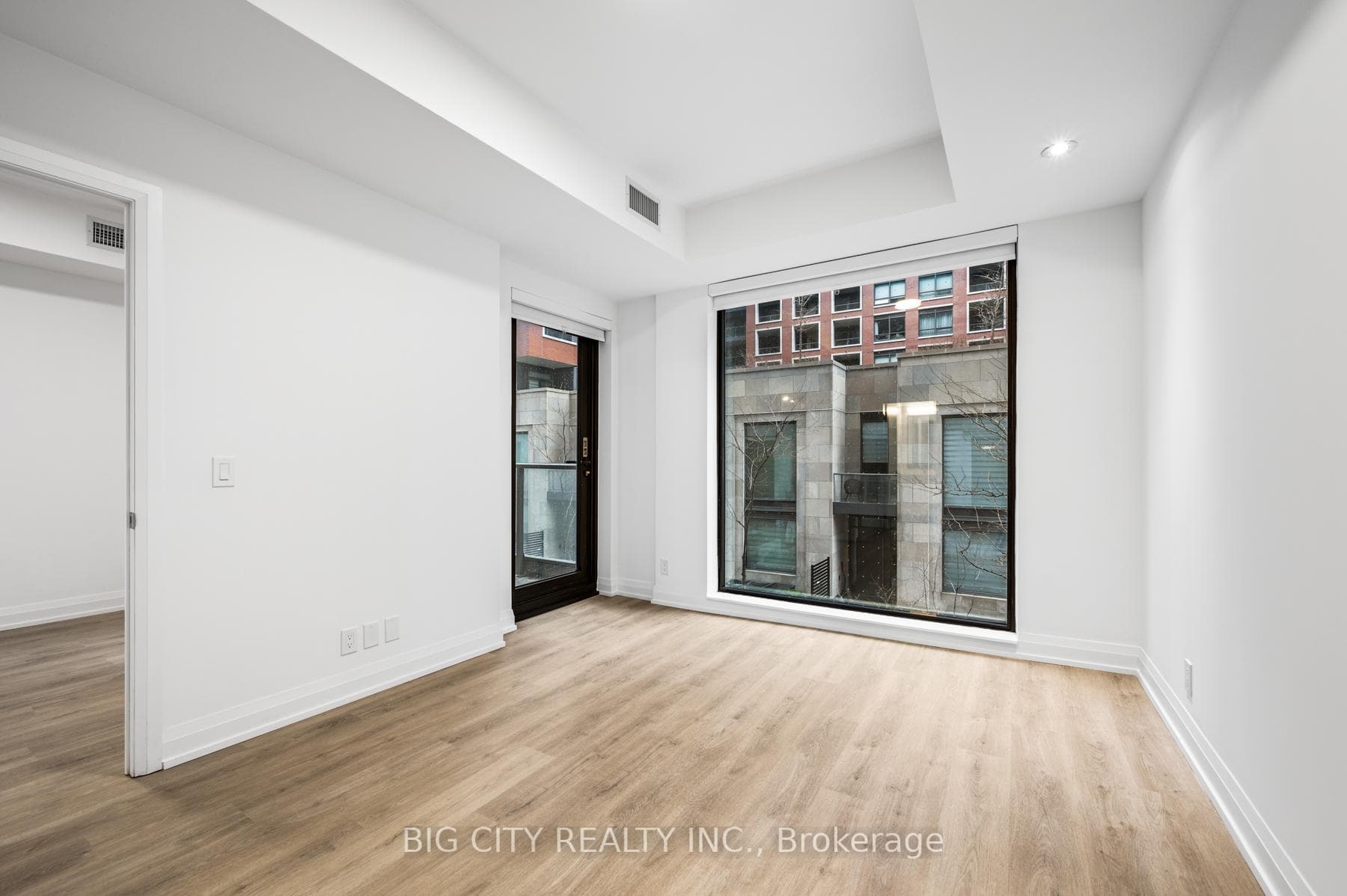 36 Brentcliffe Road M05, Toronto, ON M4G 0E1