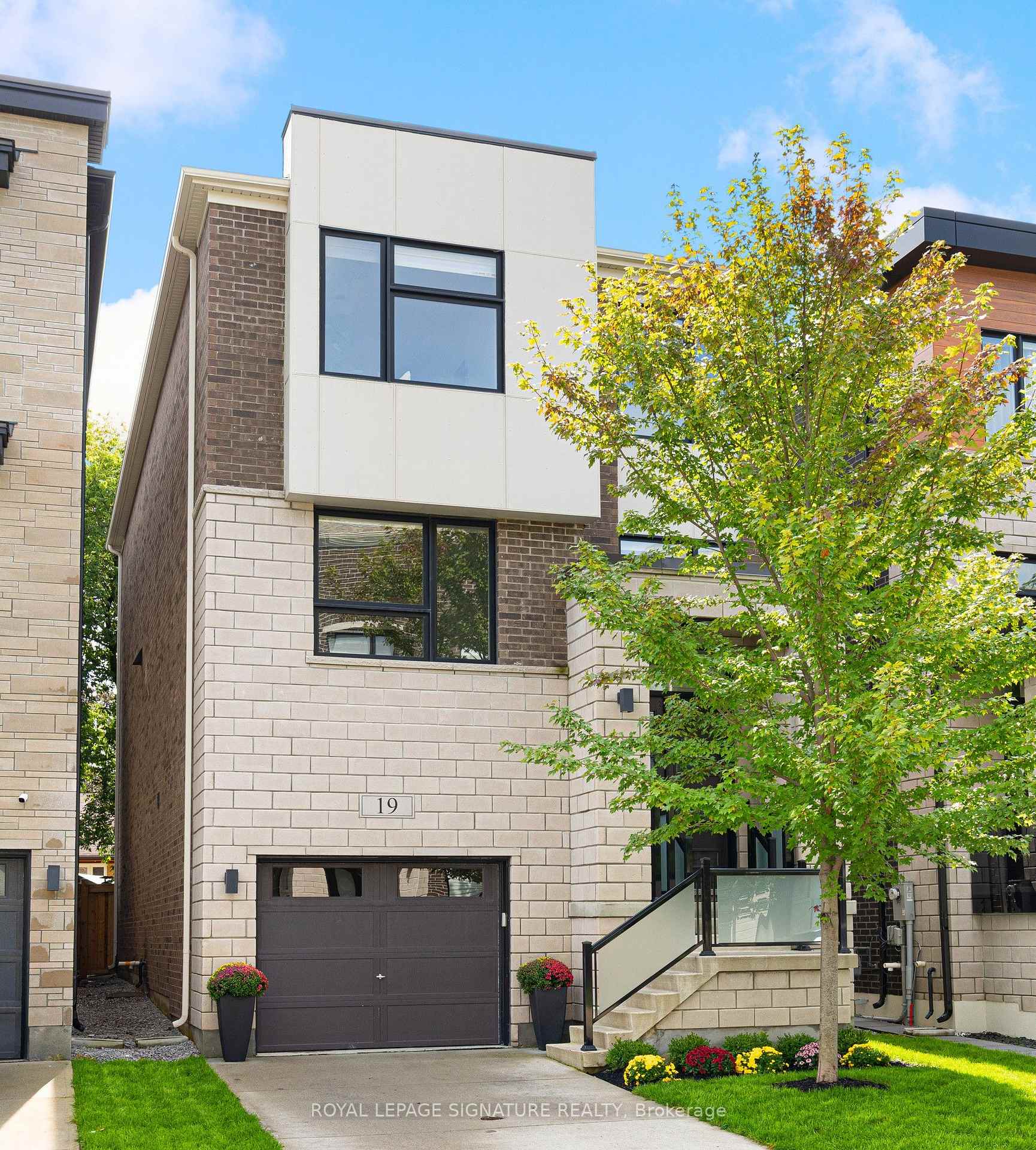 19 Hollyhock Court, Toronto, ON M3B 0B4