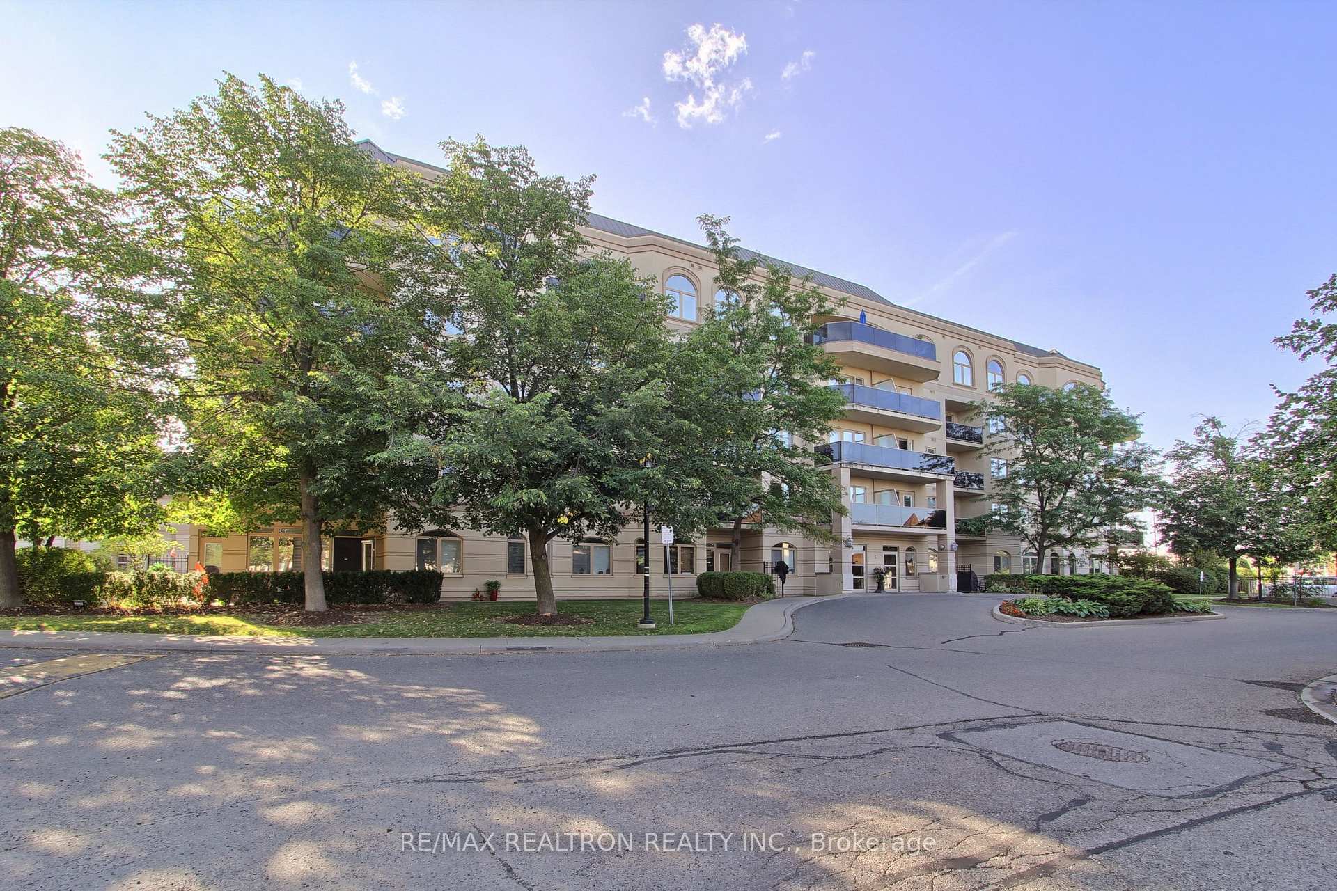 3 Dayspring Circle 207, Brampton, ON L6P 1B7