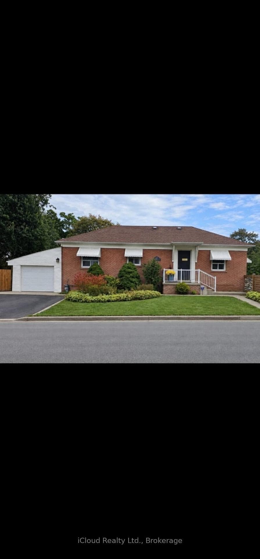 27 Inchcliffe Crescent Upper, Toronto, ON M9P 2N2