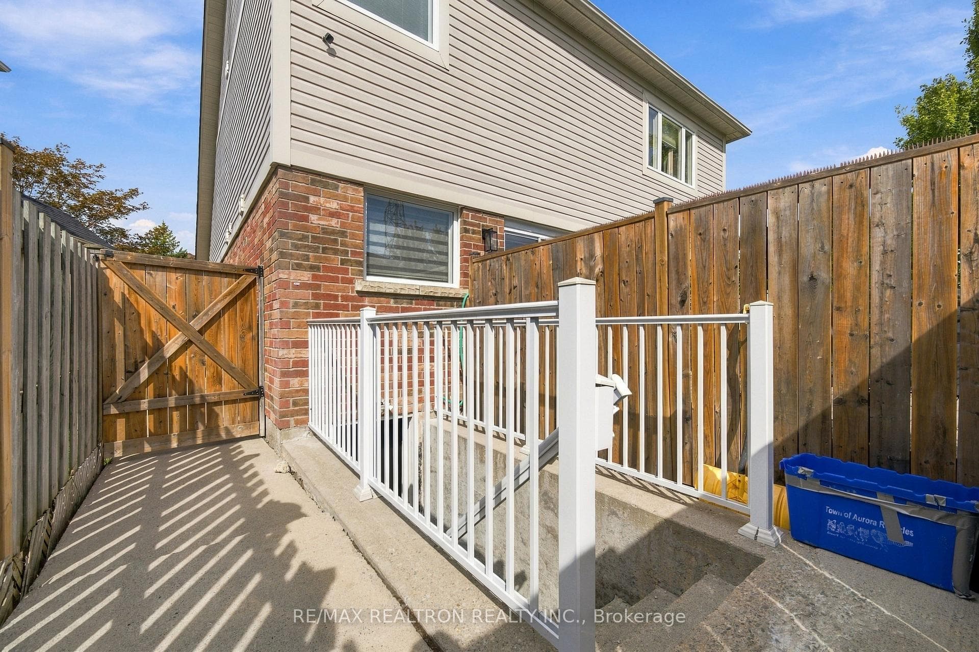 27 Watkins Glen Crescent, Aurora, ON L4G 7P3