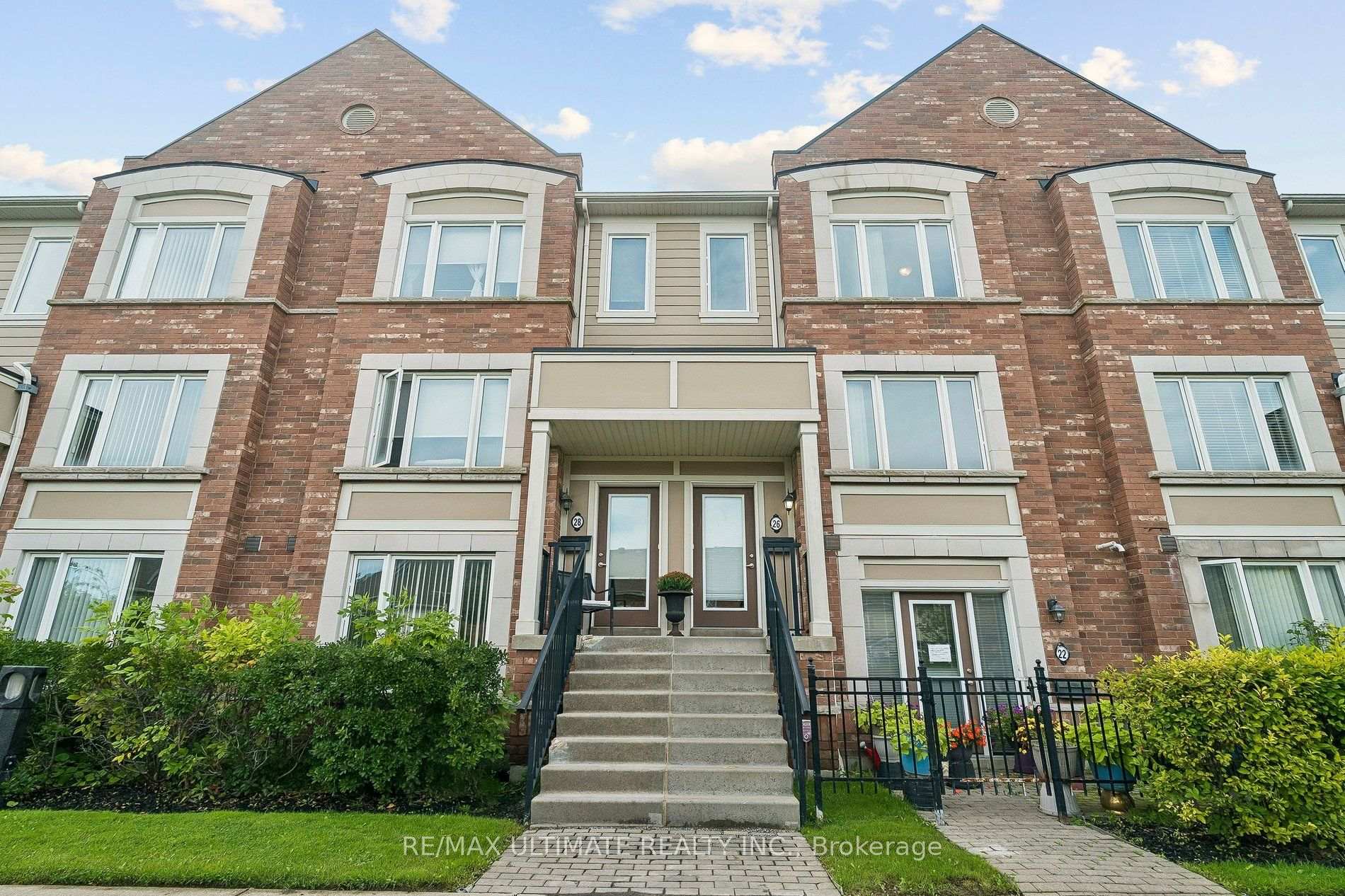 26 Walter Dove Court, Aurora, ON L4G 0S8