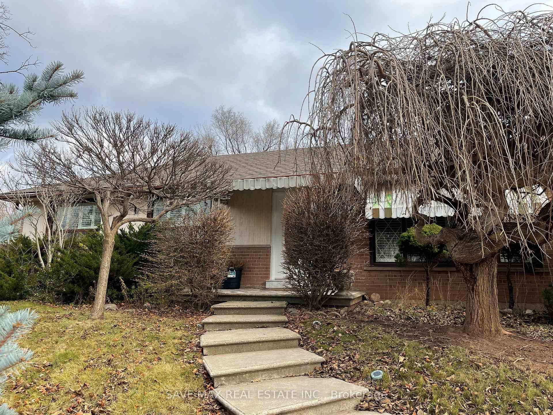 561 Weir Avenue, Oakville, ON L6L 4X3