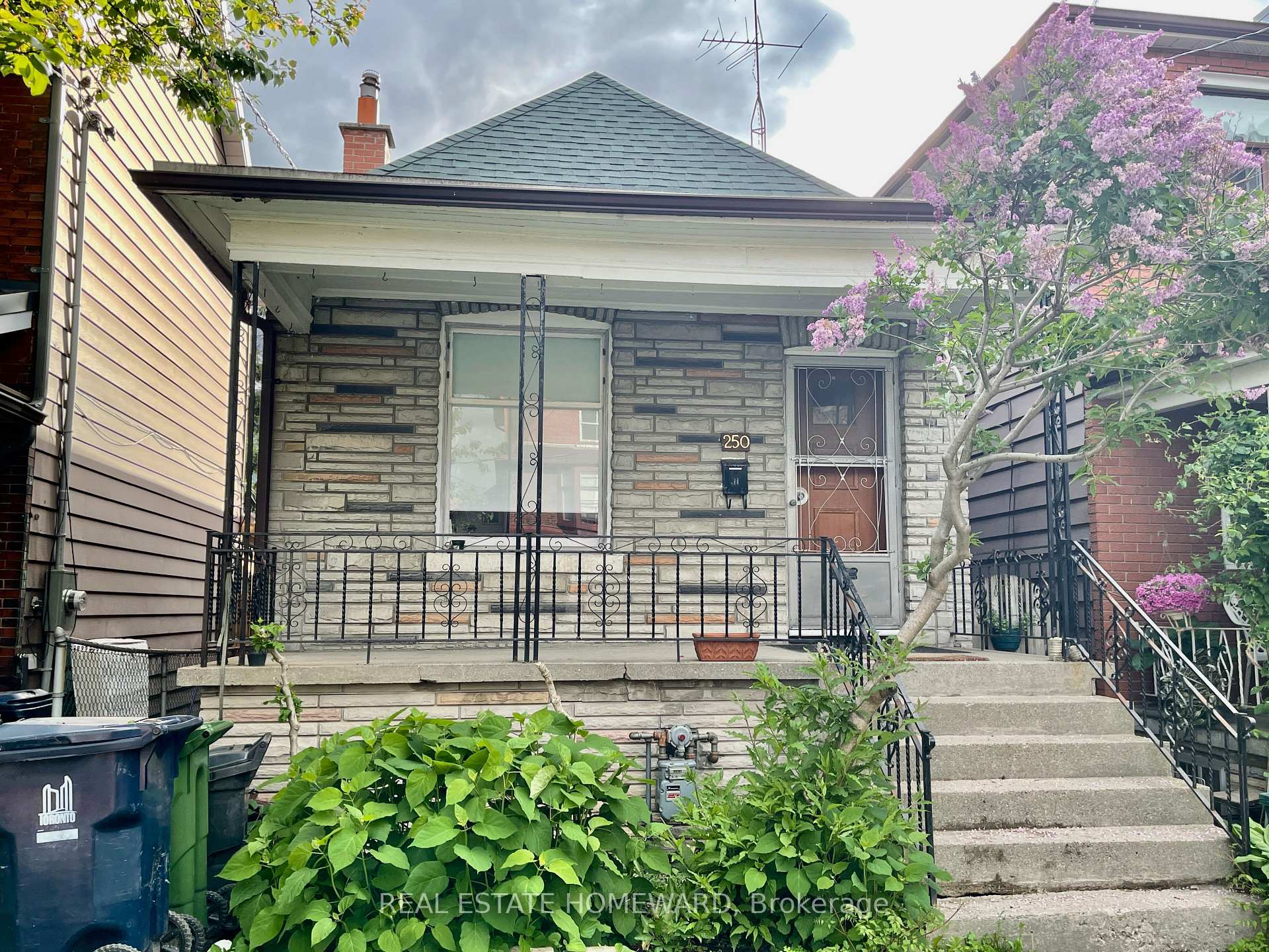 250 Rushton Road, Toronto, ON M6G 3J5