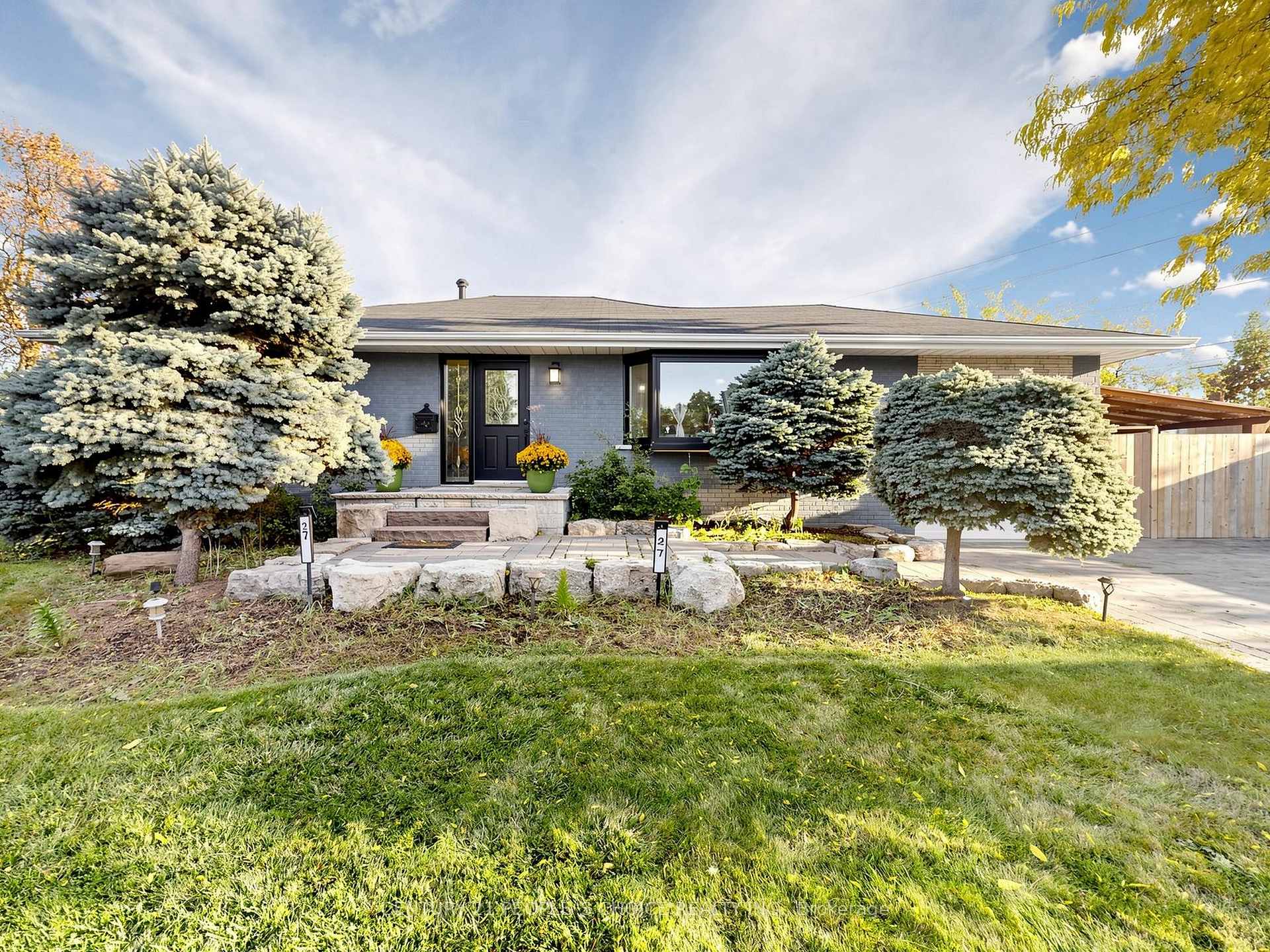 27 Matlock Avenue, Mississauga, ON L5N 2P7