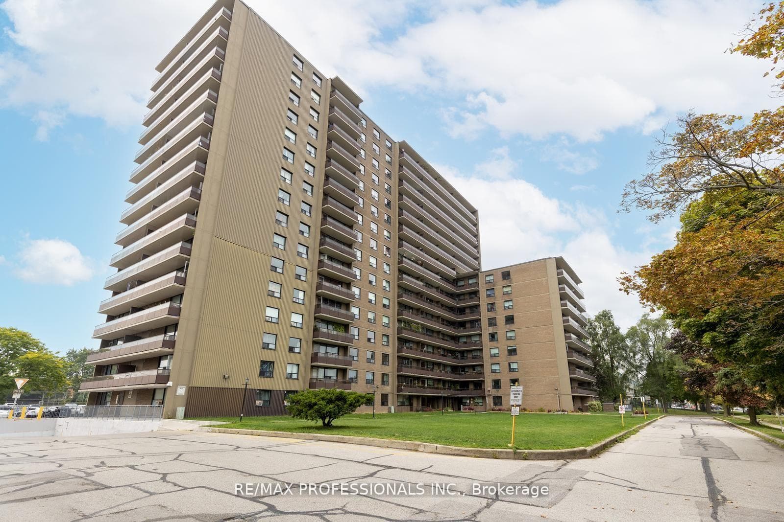 180 Markham Road 1704, Toronto, ON M1M 2Z9