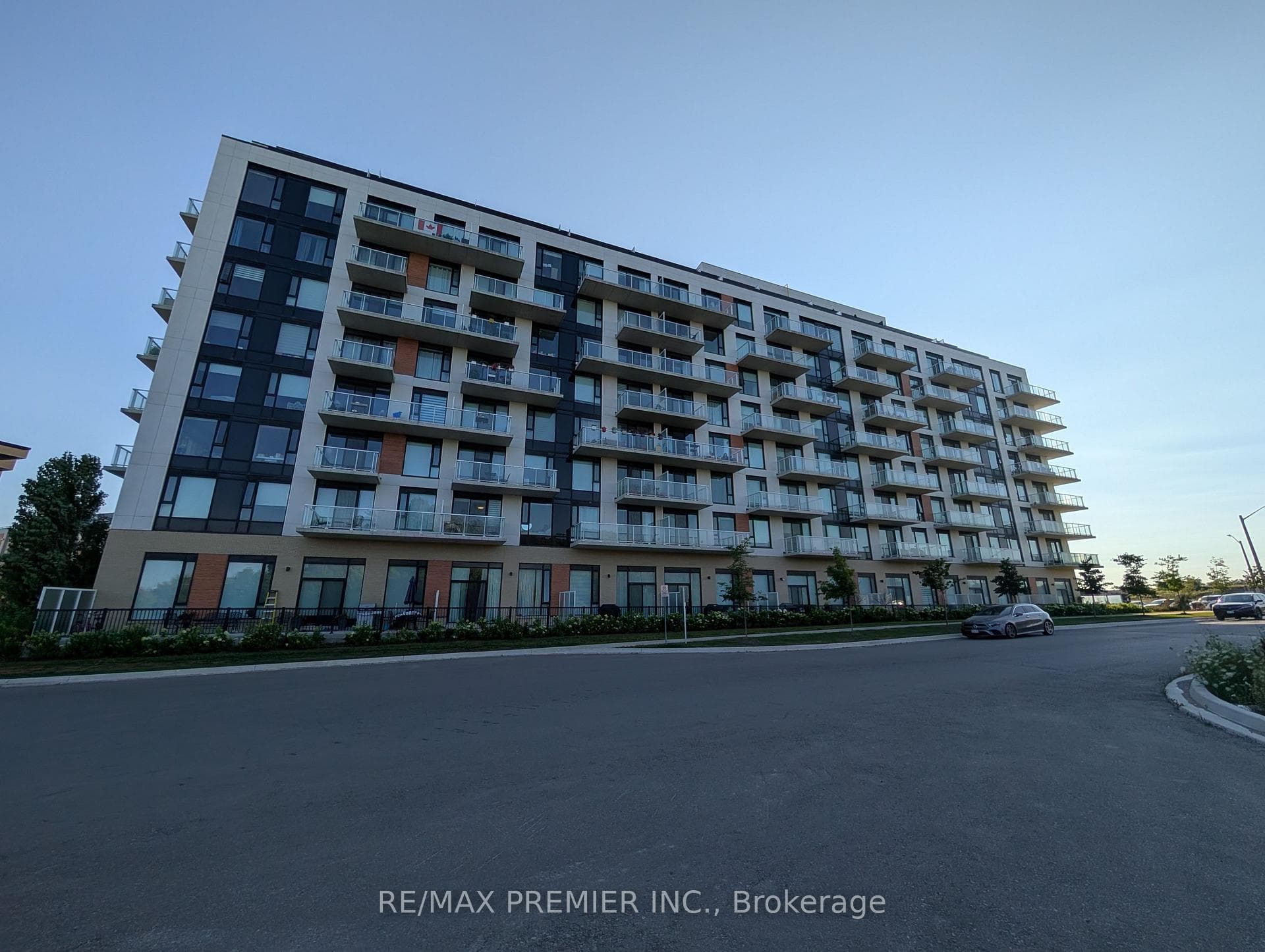 6 David Eyer Road 811, Richmond Hill, ON L4S 0N5