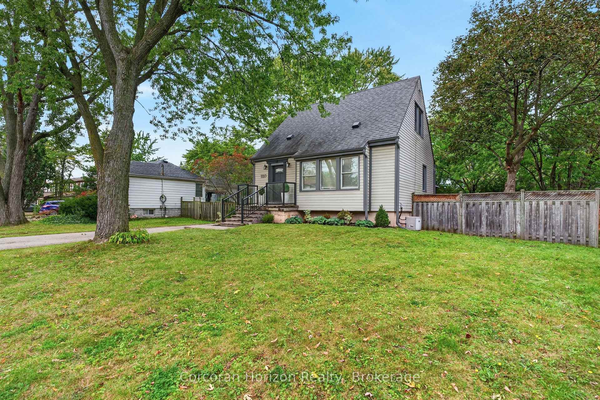 2223 Glenwood School Drive, Burlington, ON L7R 3R4