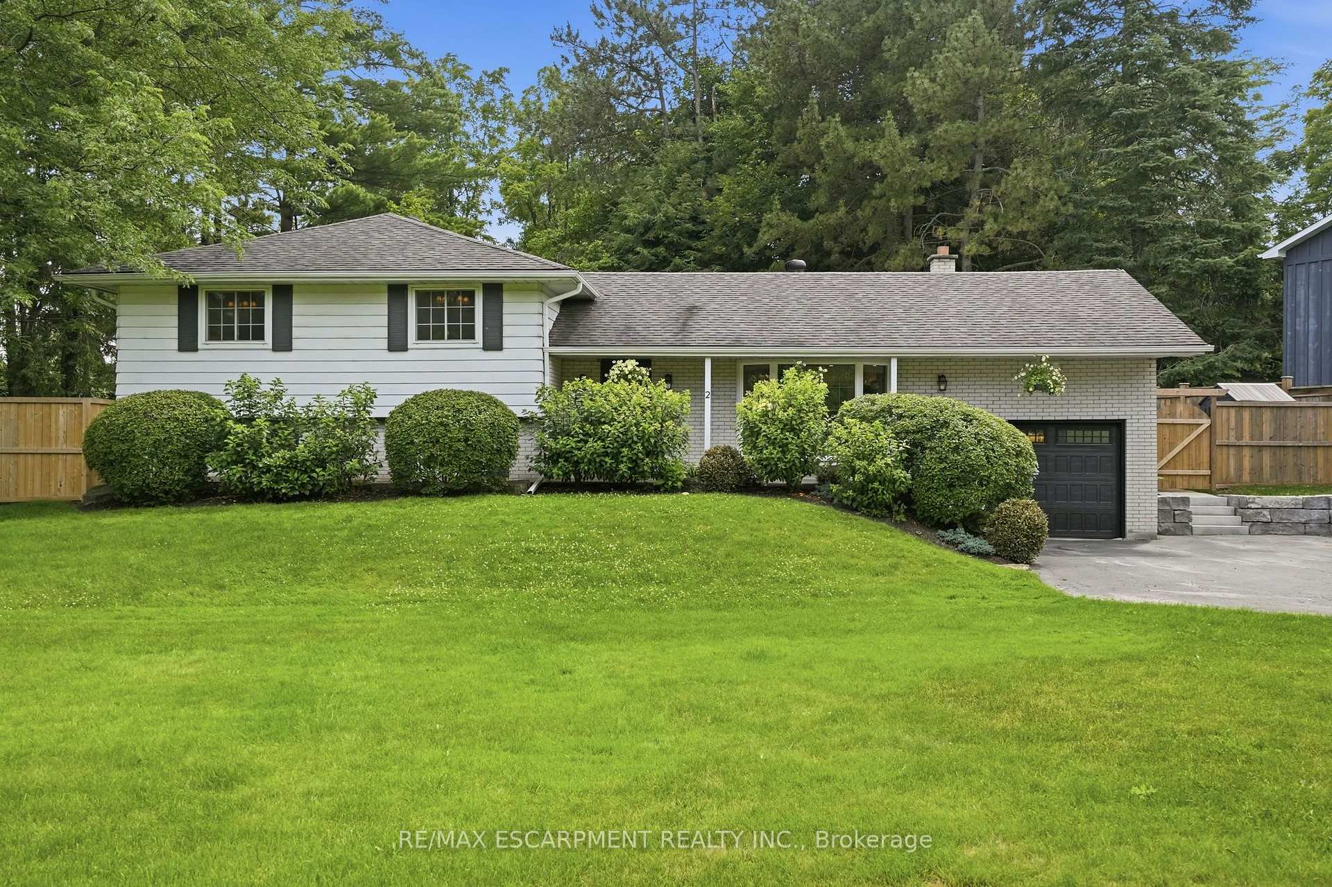 2 Jameson Drive, Hamilton, ON L9H 5A2