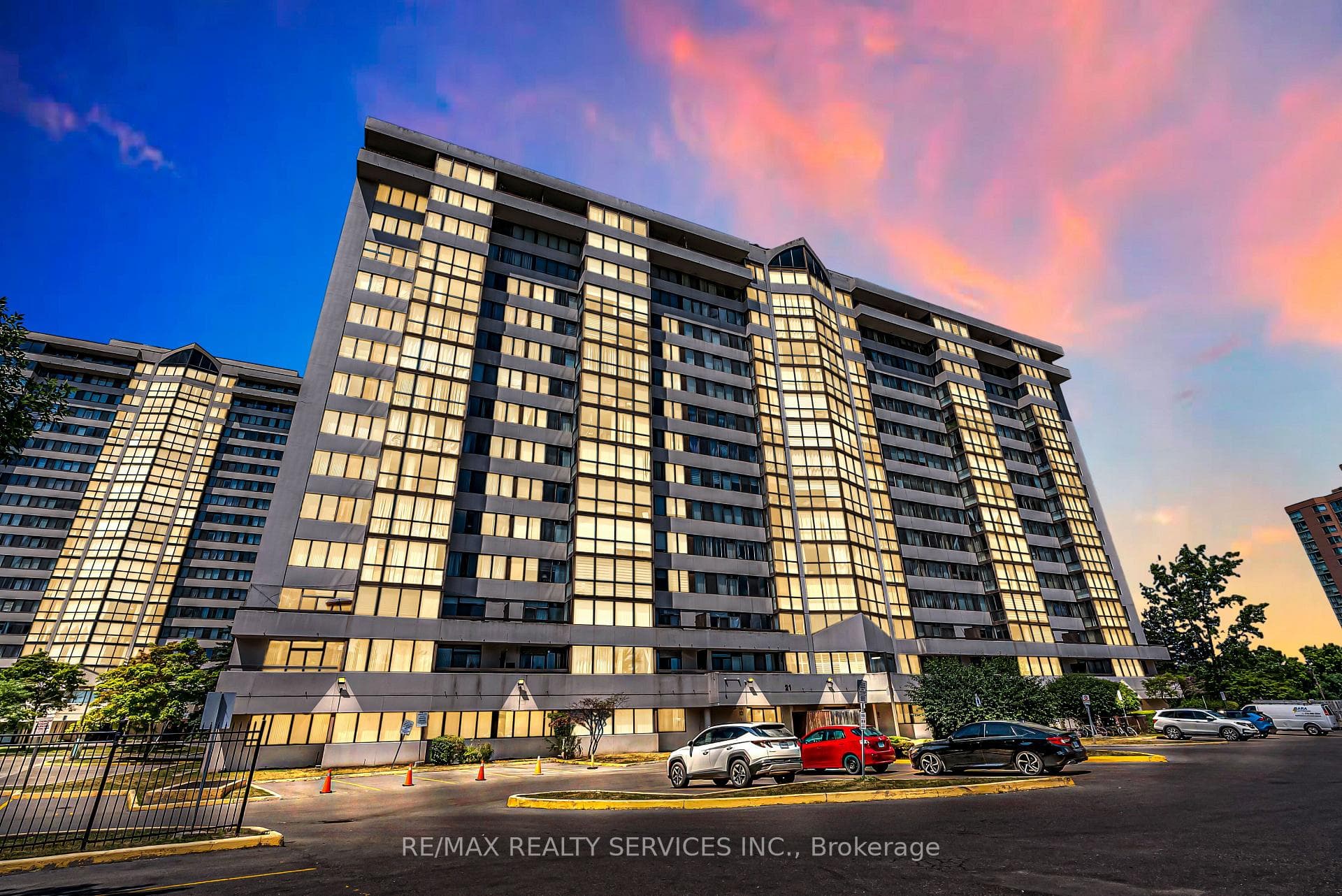 21 Markbrook Lane N 306, Toronto, ON M9V 5E4