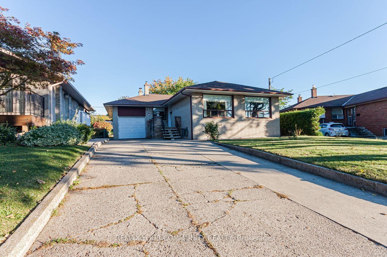 15 Valencia Crescent, Toronto, ON M6L 1M3