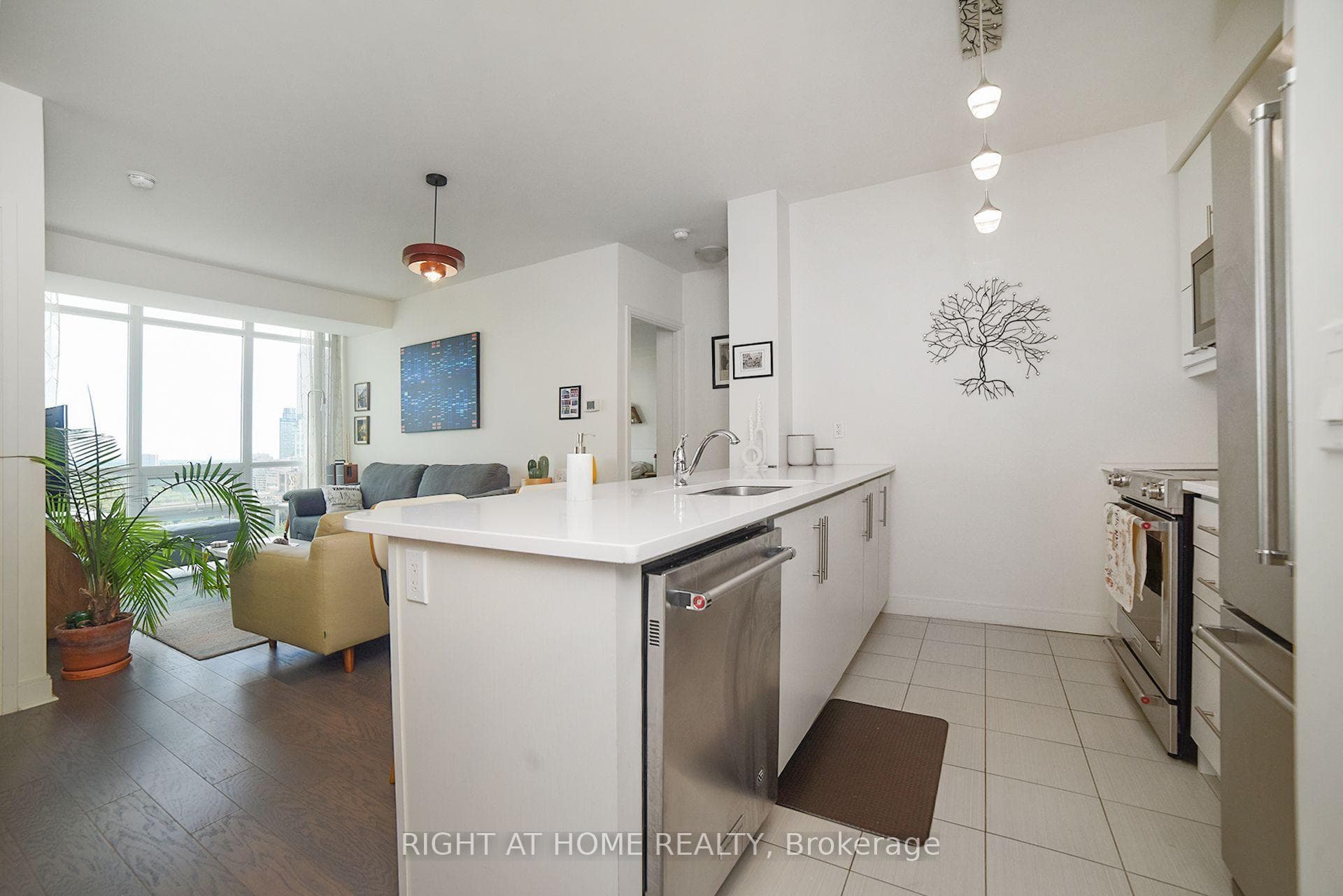 825 Church Street 2106, Toronto, ON M4W 3Z4