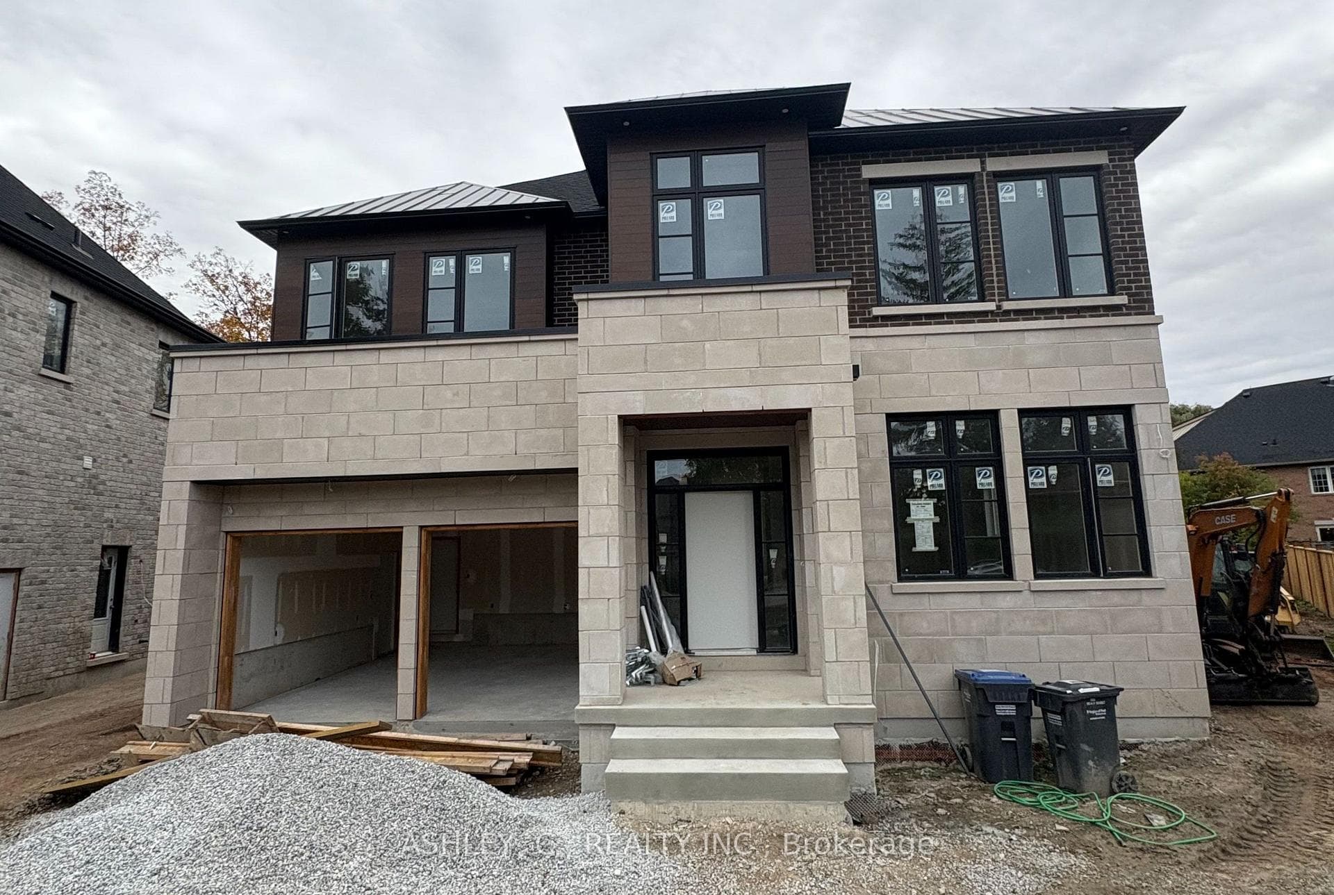 2574 Sharon Crescent, Mississauga, ON L5C 1Y8
