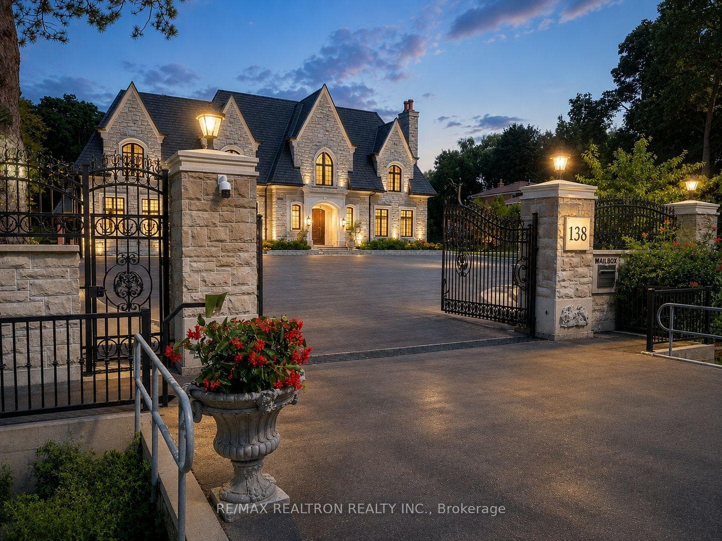 138 Centre Street, Vaughan, ON L4J 1G4