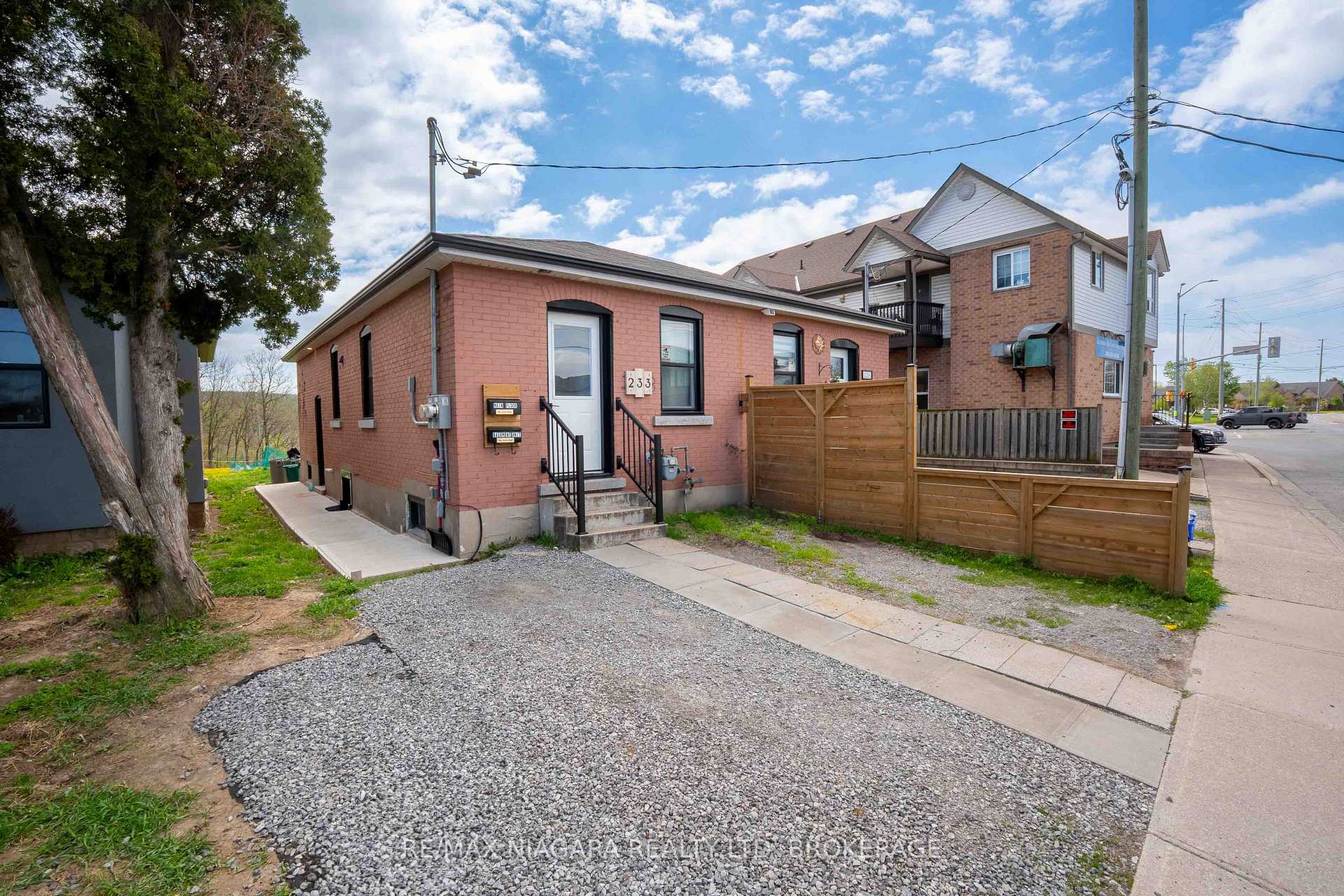 233 PELHAM Road UPPER, St. Catharines, ON L2S 1W8
