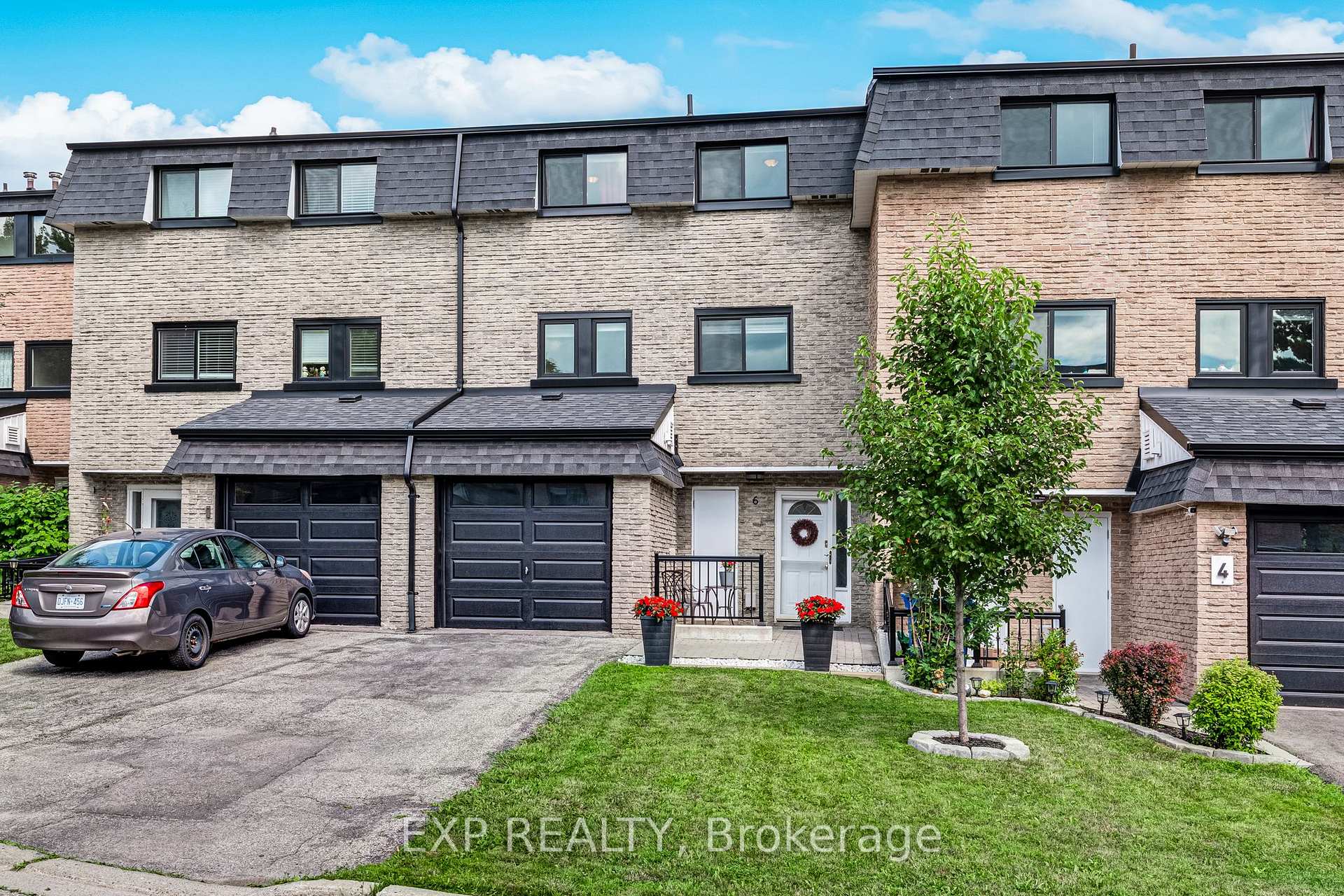 6 Poplar Crescent, Aurora, ON L4G 3M4