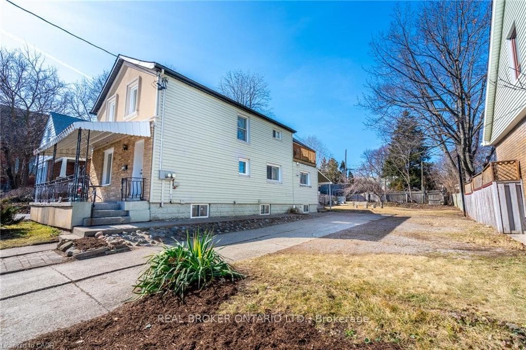 153 Strathcona Avenue N, Hamilton, ON L8R 3C4