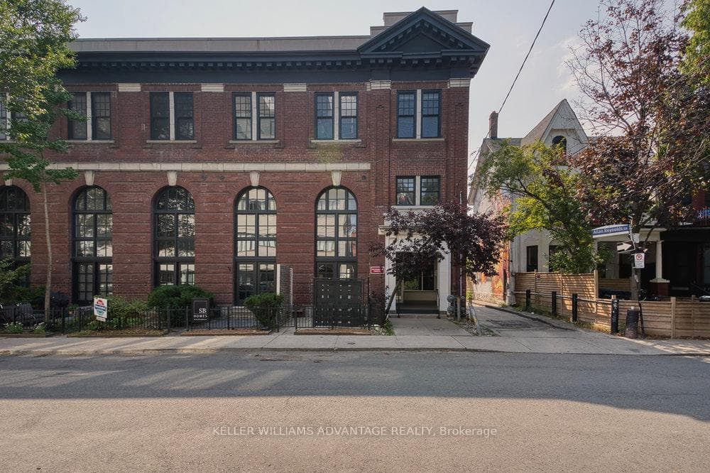394 Euclid Avenue 201, Toronto, ON M6G 2S9