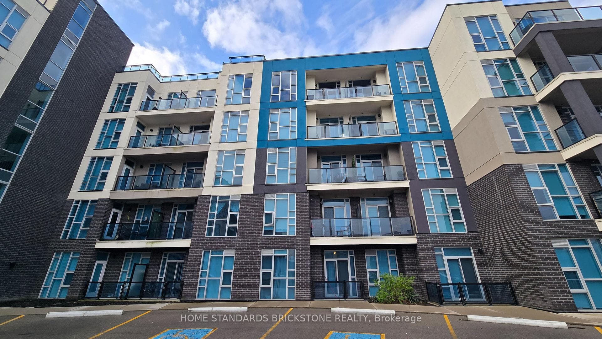 10 Concord Place 323, Grimsby, ON L3M 0G6