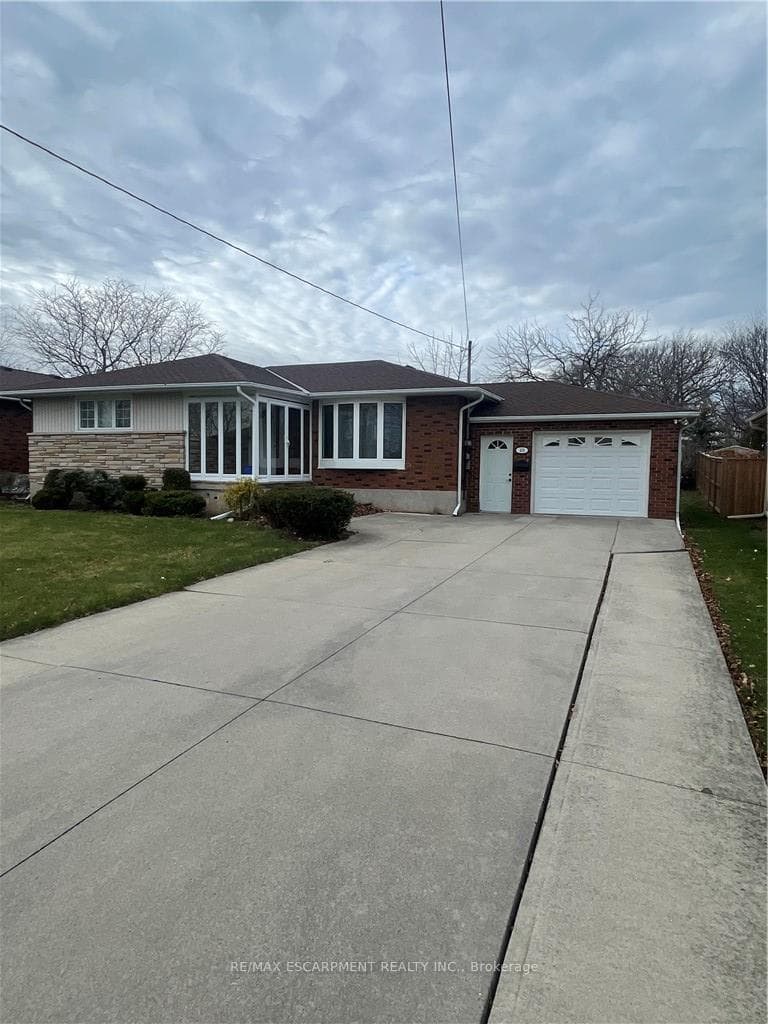 23 Woodsview Avenue W, Grimsby, ON L3M 3S7
