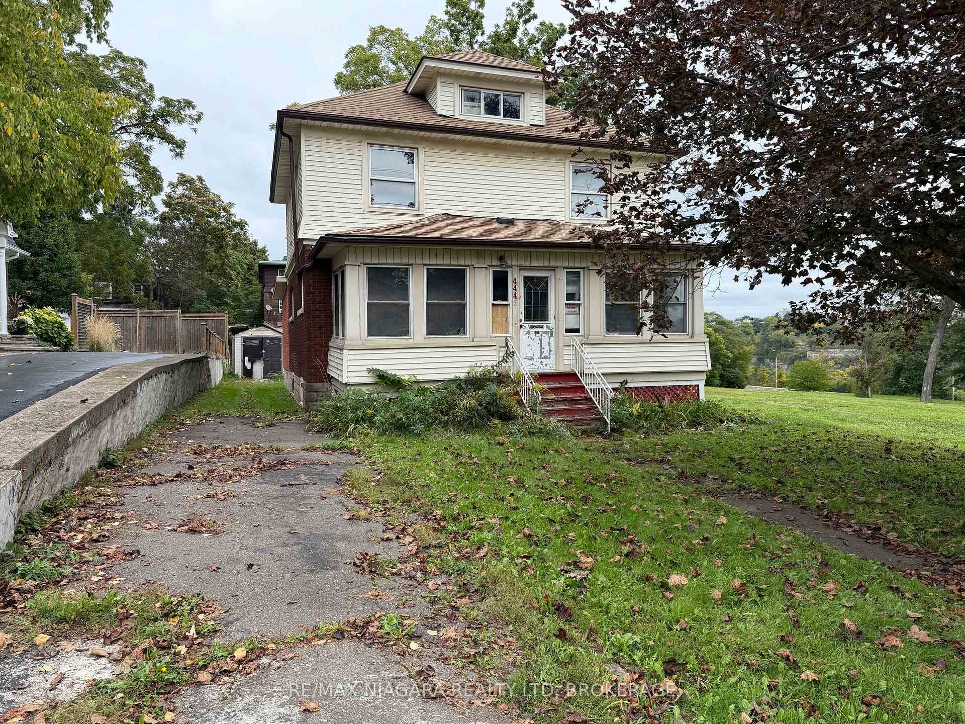 4445 John Street, Niagara Falls, ON L2E 1A4