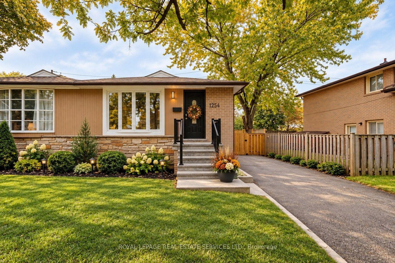 1254 Napier Crescent, Oakville, ON L6H 2A4
