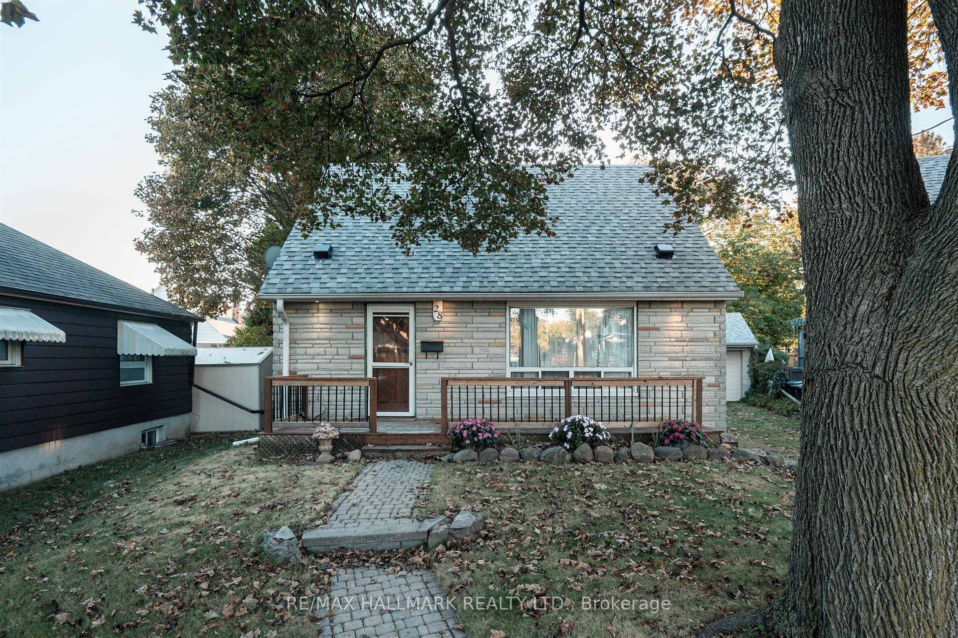 28 Finsbury Crescent, Toronto, ON M8W 2H7