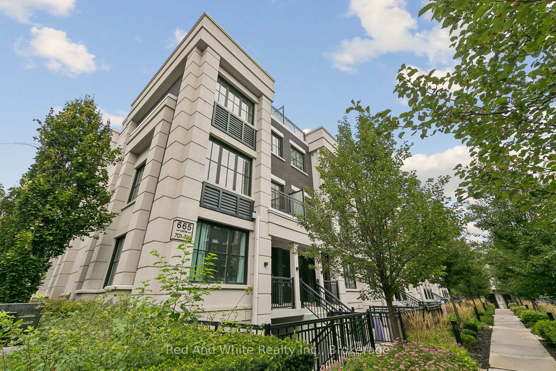 665 Cricklewood Drive 703, Mississauga, ON L5G 0B9