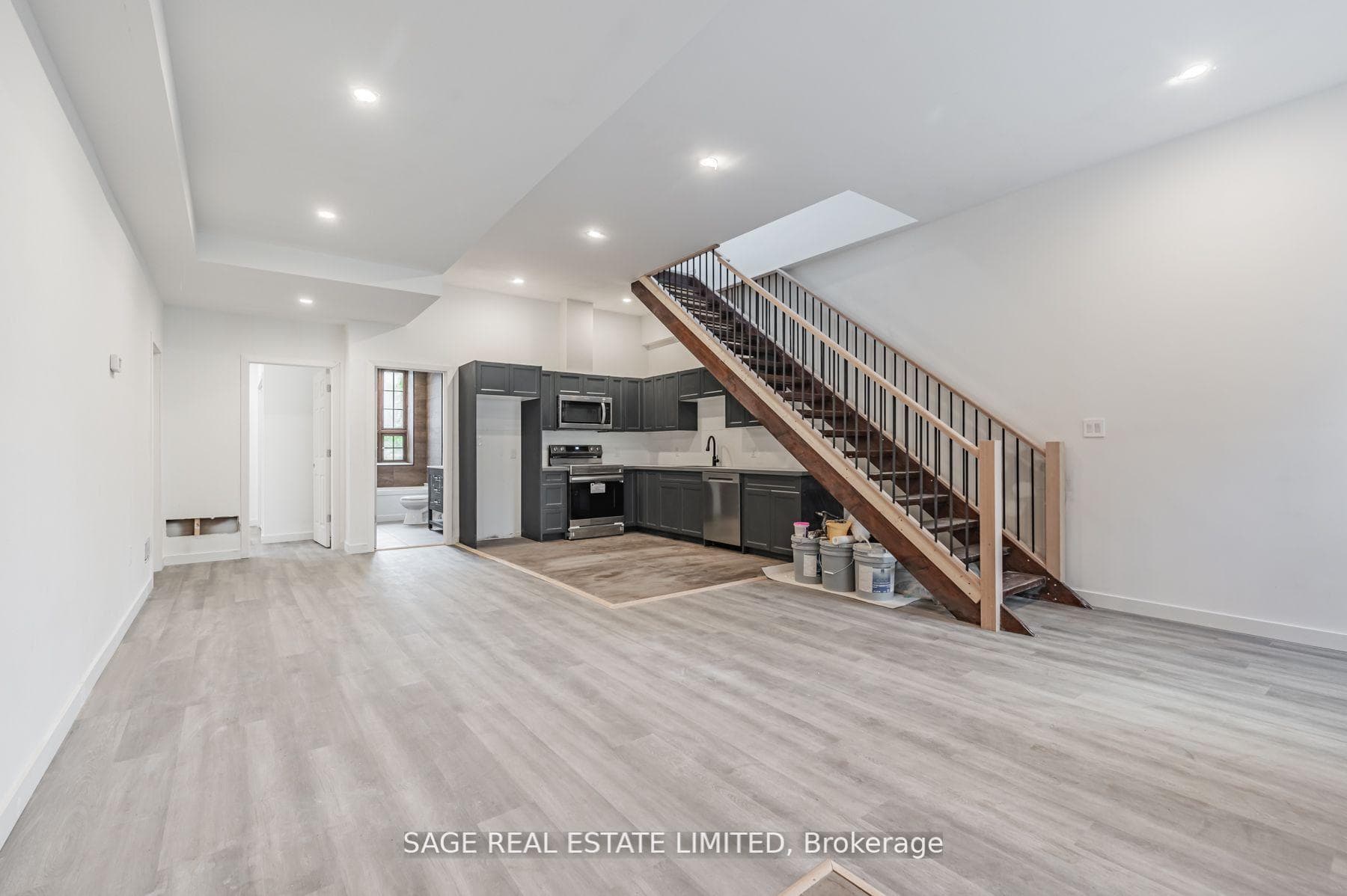 14 Cross Street 8, Hamilton, ON L9H 2R4