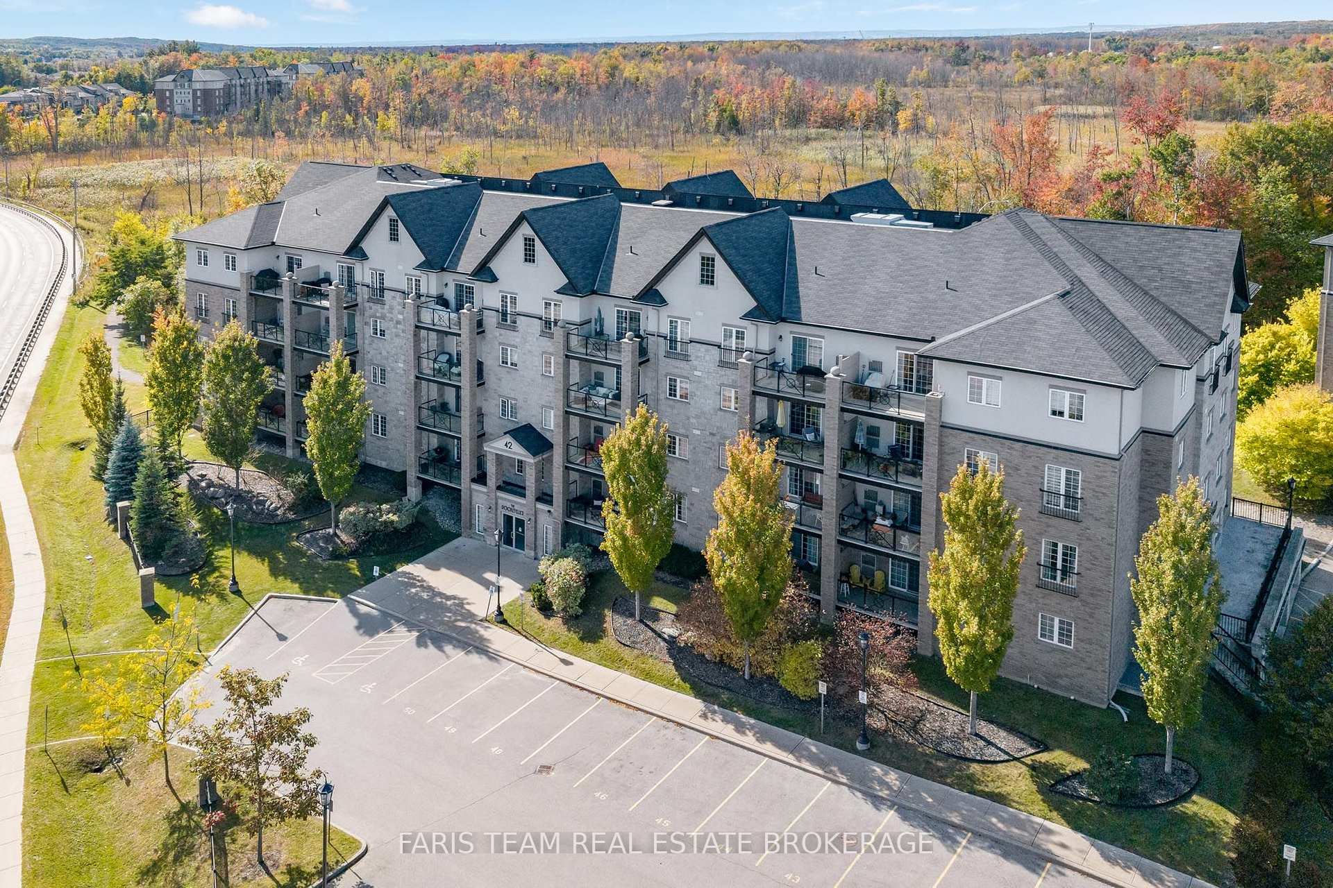 42 Ferndale Drive S 212, Barrie, ON L4N 2M5