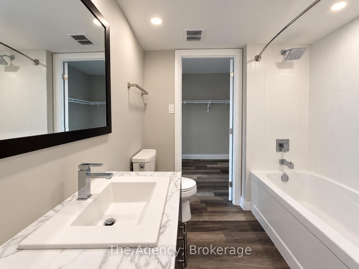 45 Paisley Boulevard W 1009, Mississauga, ON L5B 1E4