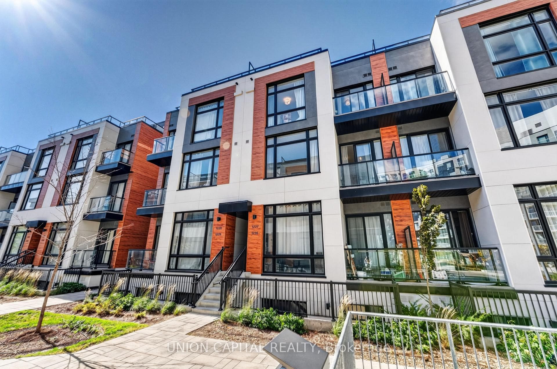 8 David Eyer Road 1227, Richmond Hill, ON L4S 0N3