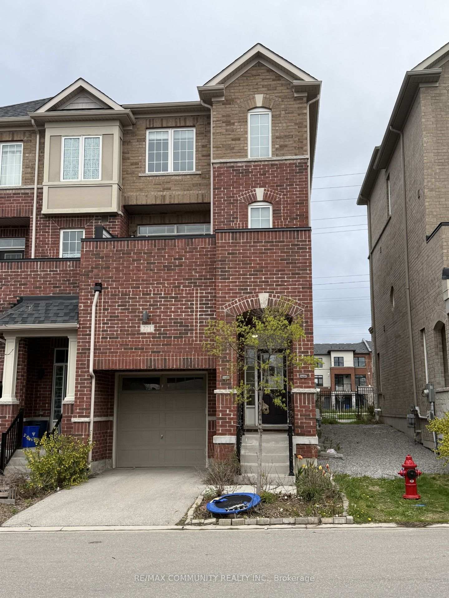 221 Harding Park Street, Newmarket, ON L3Y 0E3