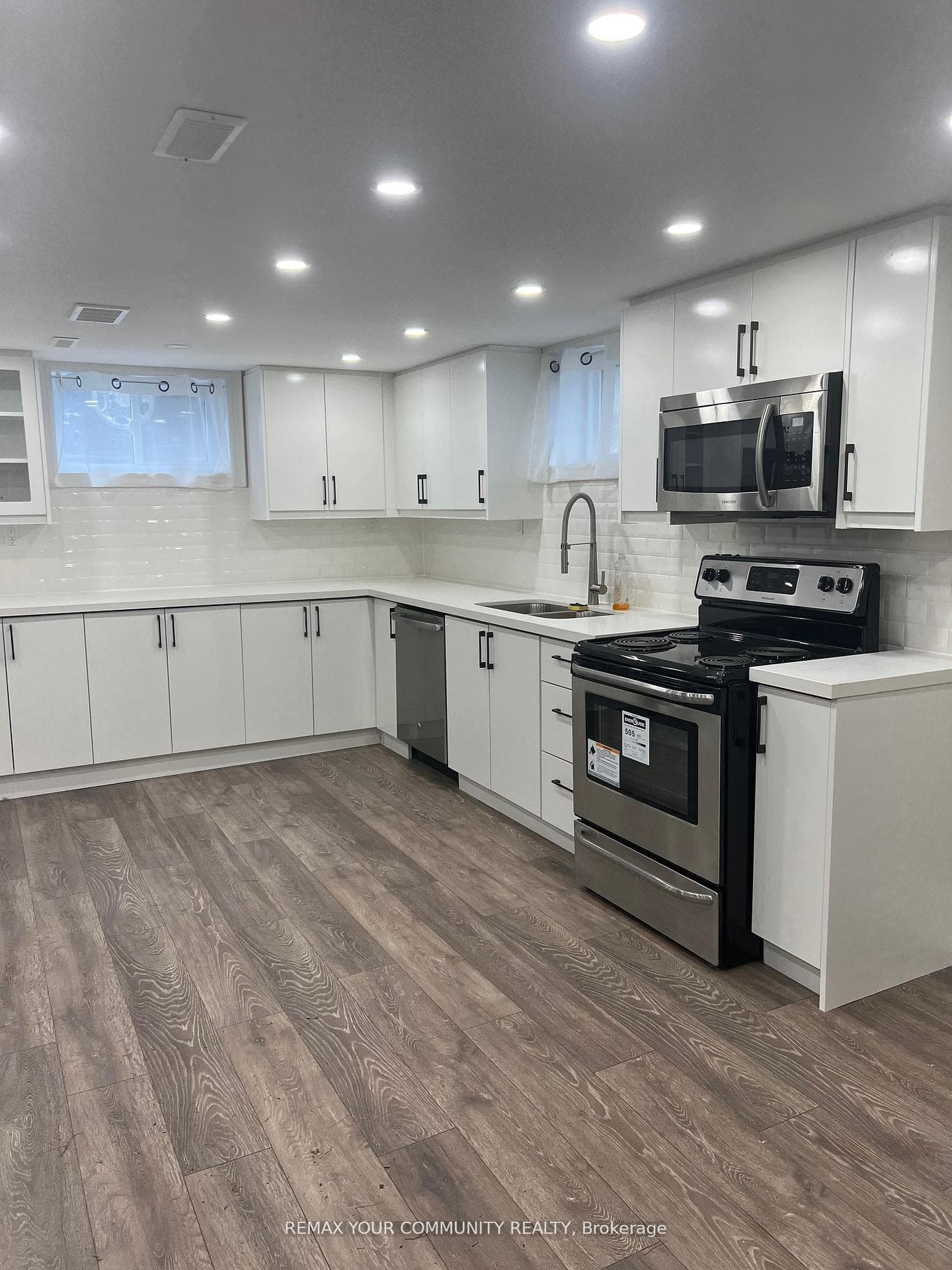 23 Irwin Avenue, Aurora, ON L4G 3G1