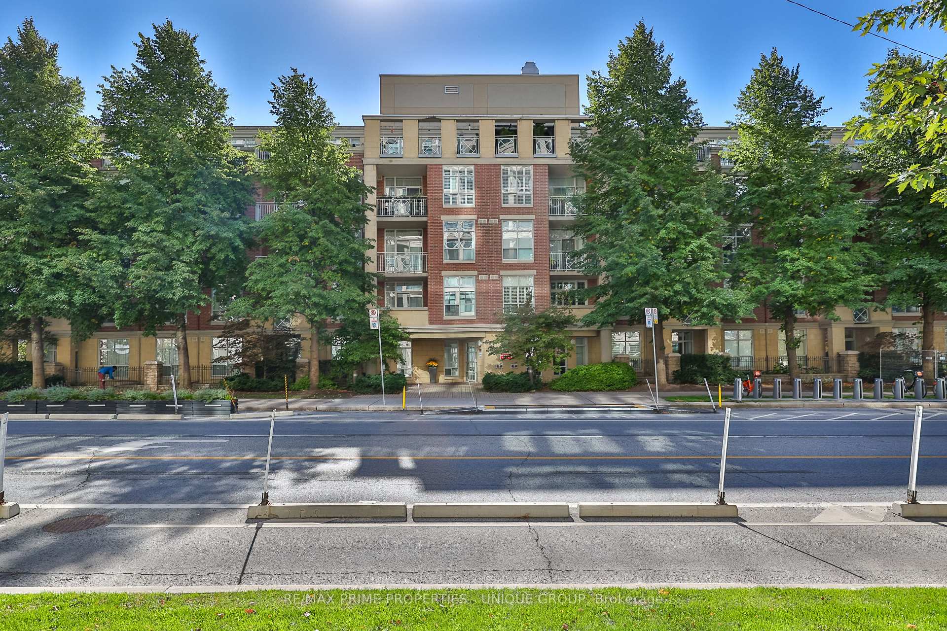 2511 Bloor Street W 202, Toronto, ON M6S 5A6