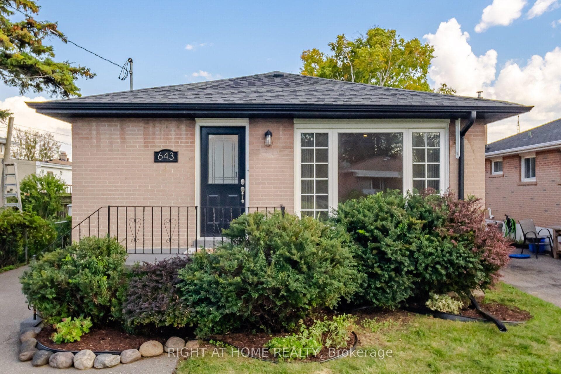 643 Perry Crescent, Oshawa, ON L1J 2E4