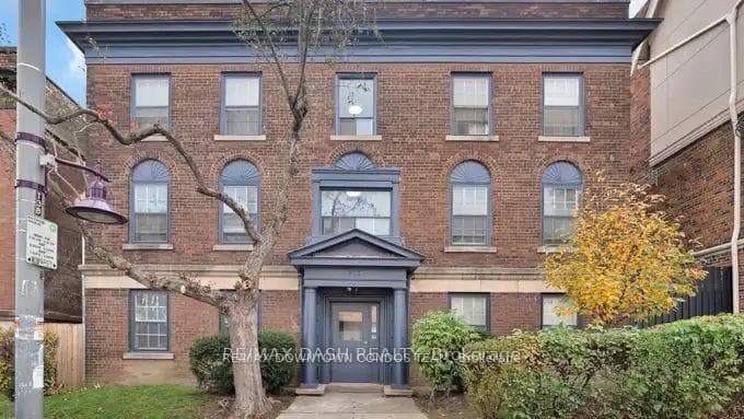 917 St Clair Avenue W 17, Toronto, ON M6C 1C7