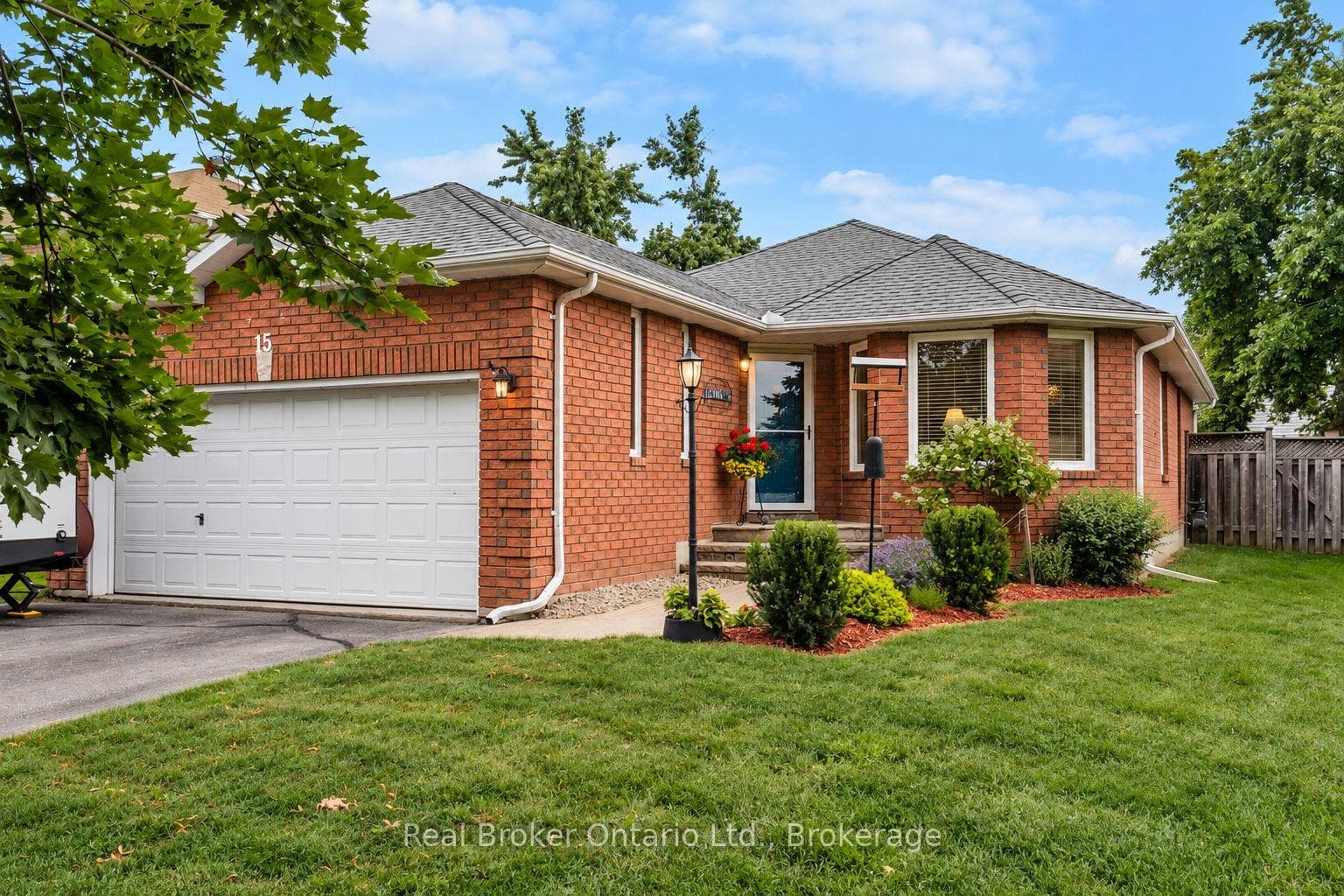 15 Neelands Street, Barrie, ON L4N 7A1