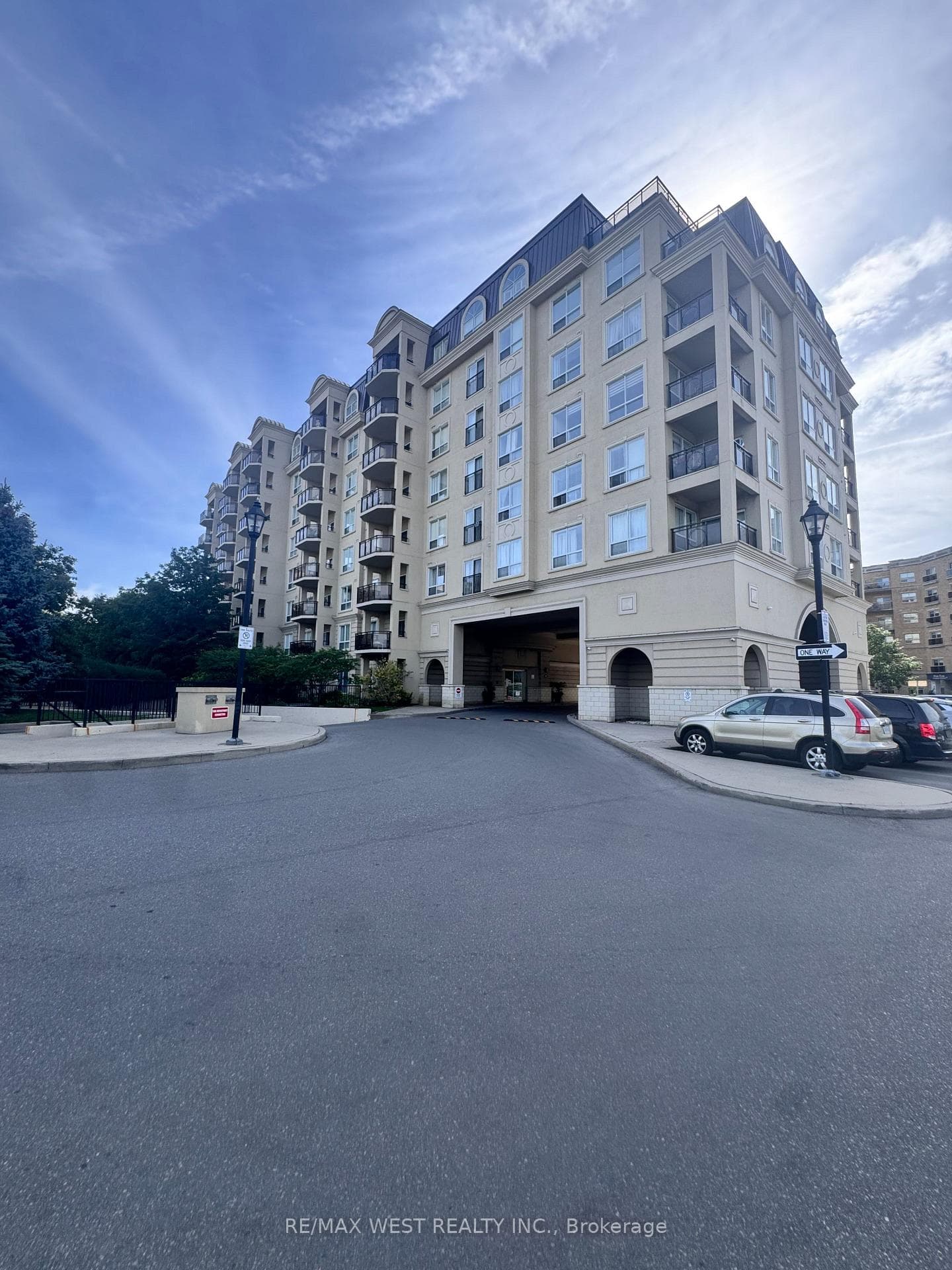 1 Maison Parc Court 421, Vaughan, ON L4J 9K1