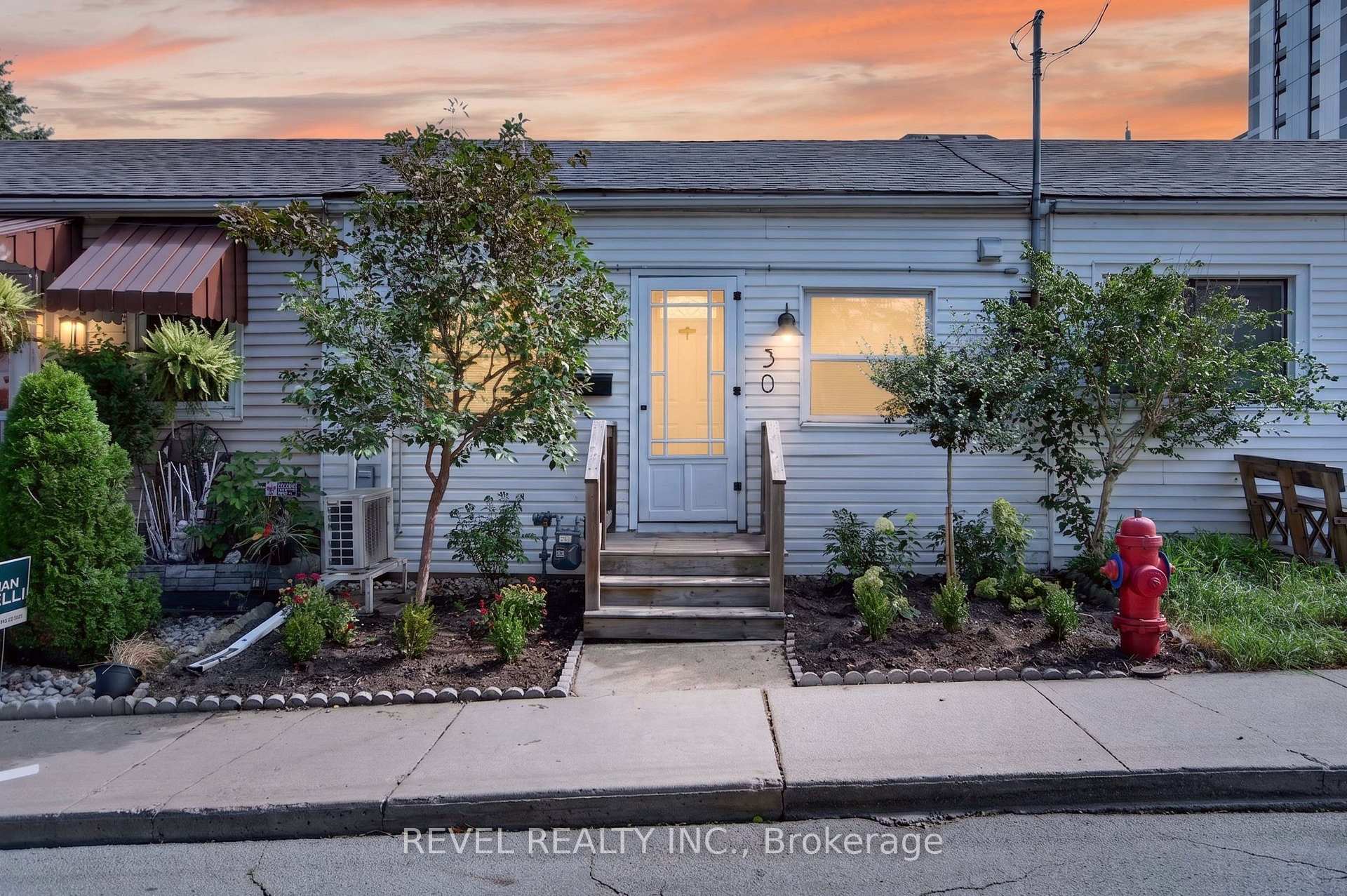 30 Ray Street N, Hamilton, ON L8R 2X4