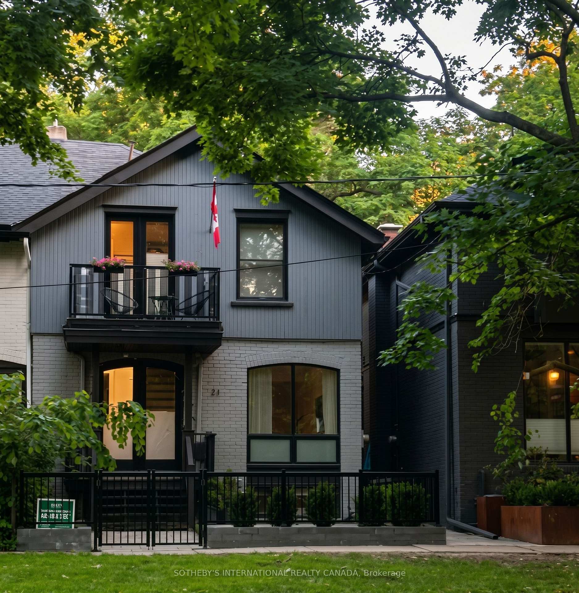 21 Hillcrest Park, Toronto, ON M4X 1E8