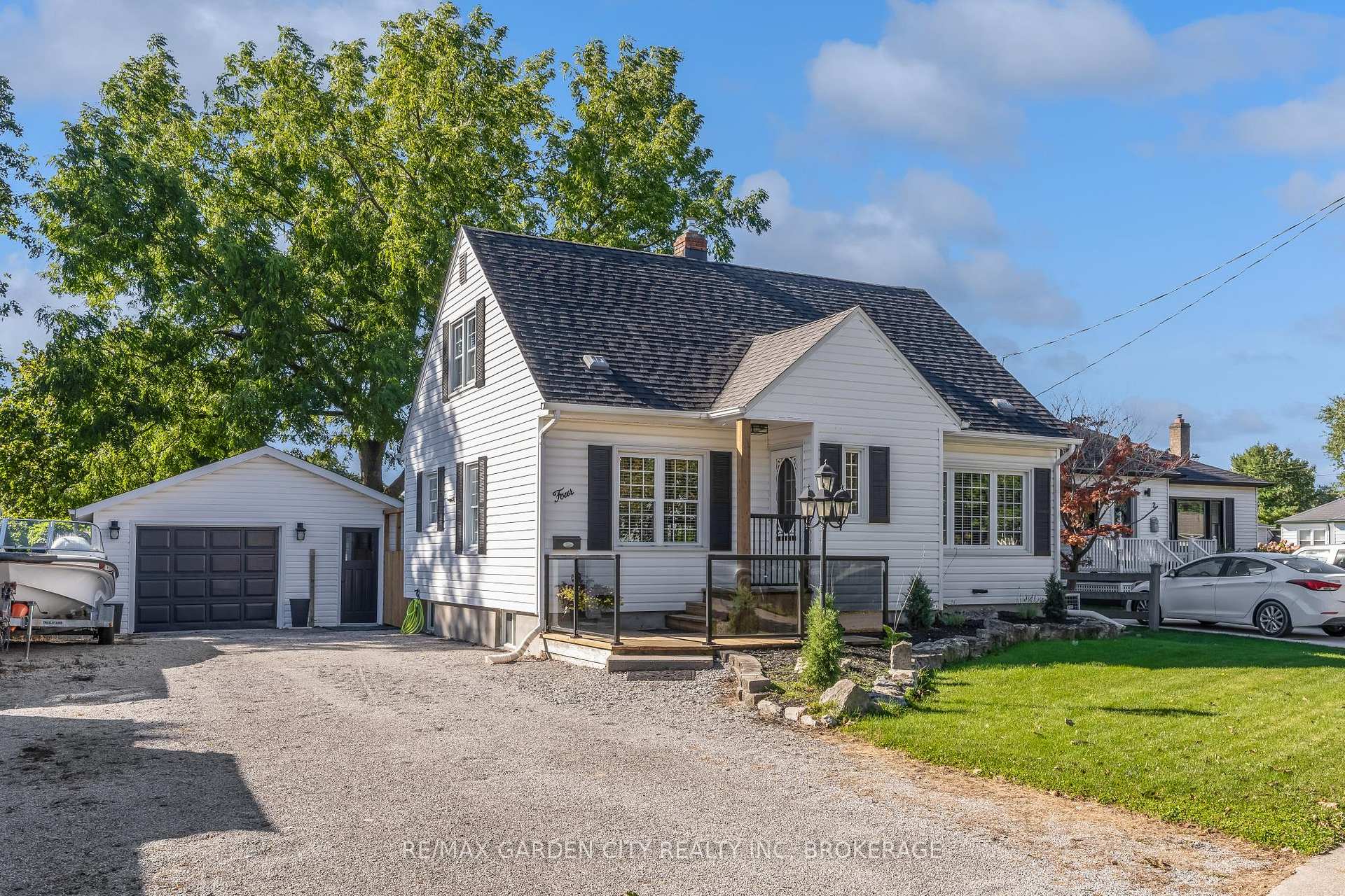 4 Manor Road, St. Catharines, ON L2N 3B5